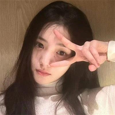 她在这里
